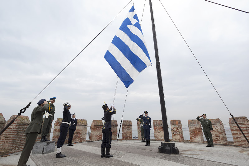 Δείτε live την έπαρση της σημαίας στον Λευκό Πύργο για την 25η Μαρτίου (βίντεο)