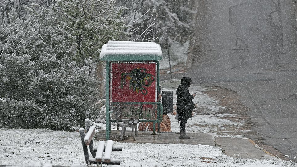 Χιόνισε στην Αθήνα μετά το τέλος της στρατιωτικής παρέλασης (βίντεο)