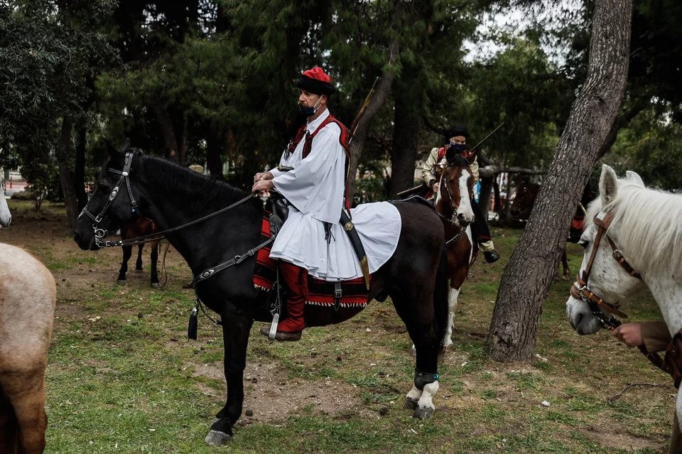 Οι έφιπποι με παραδοσιακές φορεσιές λίγο πριν την παρέλαση στο Ζάππειο (φώτο)