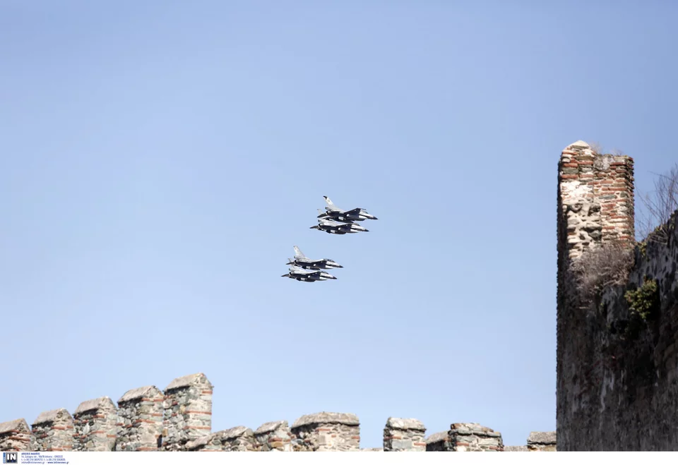 Θεσσαλονίκη: F-16 πέταξαν στον ουρανό για τα 200 χρόνια από το 1821 (βίντεο)
