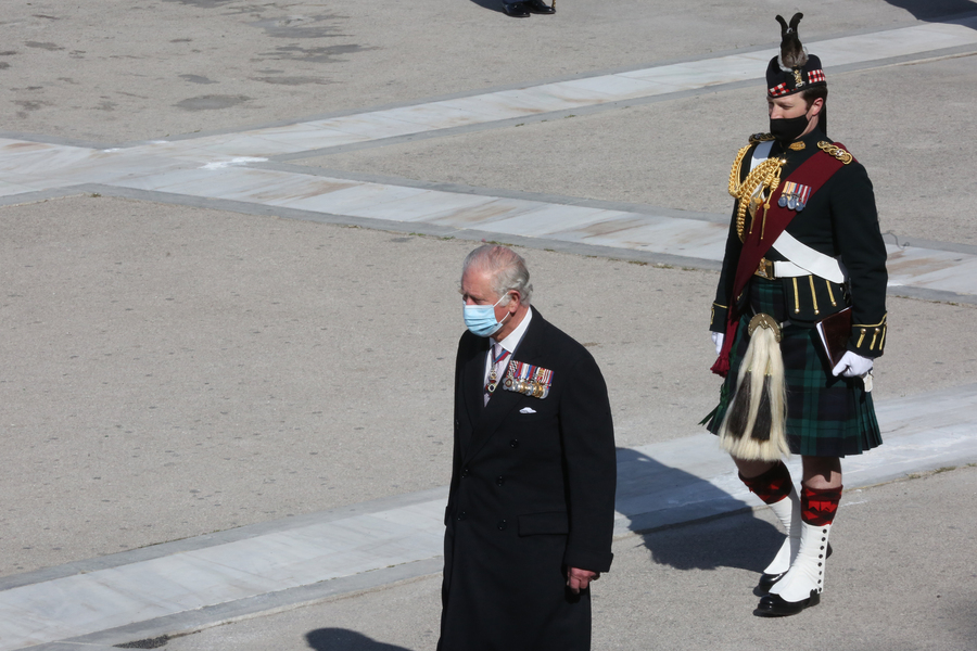 25η Μαρτίου: Δάκρυσε ο πρίγκιπας Κάρολος στην κατάθεση στεφάνων – «Πάγωσε» η Καμίλα στην παρέλαση (βίντεο)