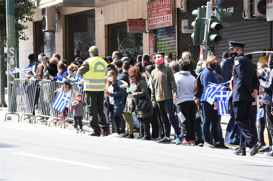 Πολίτες συγκεντρώθηκαν για να δουν την στρατιωτική παρέλαση και να τιμήσουν τα 200 χρόνια από την Ελληνική Επανάσταση