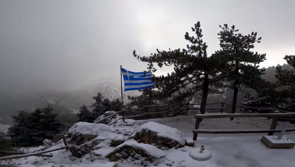 Κακοκαιρία: Έντονη χιονόπτωση στην Πάρνηθα – Το έστρωσε στην Ιπποκράτειο Πολιτεία (βίντεο)