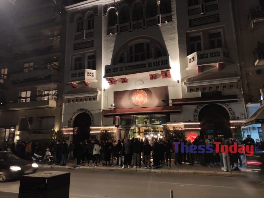 Θεσσαλονίκη: Οι πολίτες είπαν «όχι» σε lockdown και απαγορεύσεις και βγήκαν για ποτό στην παραλιακή