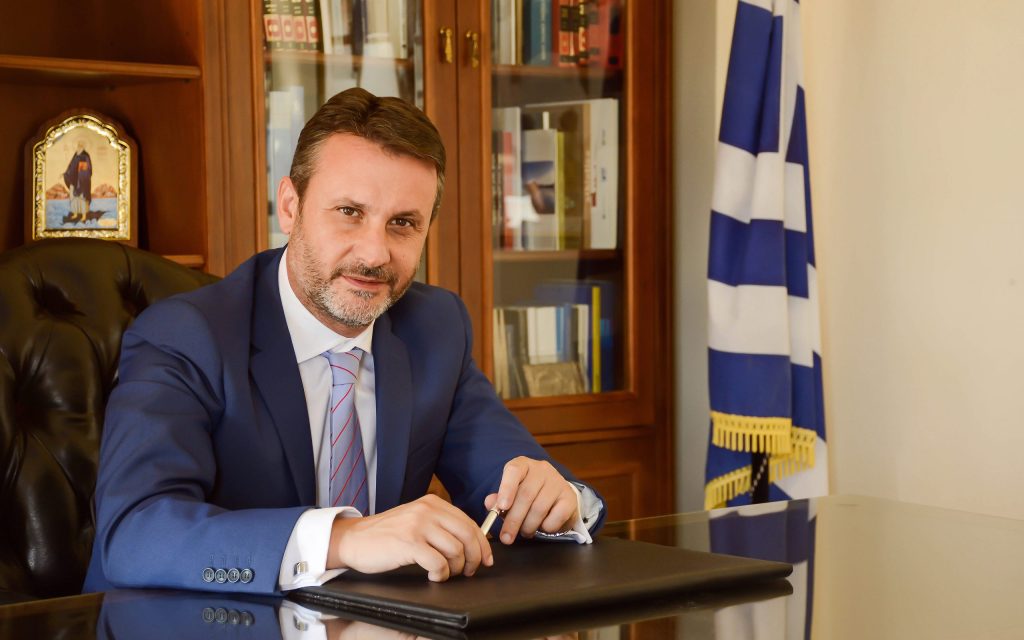 Ο δήμαρχος Σαλαμίνας «τίμησε» την Ελληνική Επανάσταση με ποίημα… Πέρση ποιητή!