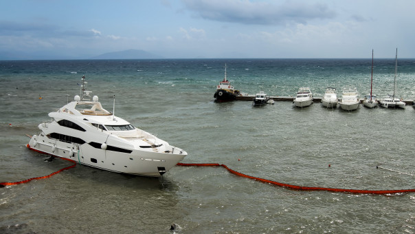Θαλαμηγός με σημαία Τουρκίας προσάραξε στις Οινούσσες