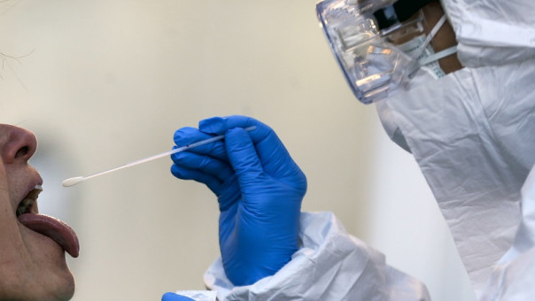 Η Βρετανία ενέκρινε τεστ 20 δευτερολέπτων για τον κορωνοϊό με χρήση σάλιου