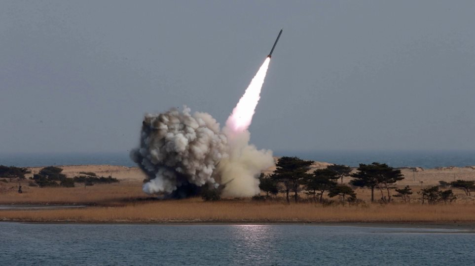 Η Βόρεια Κορέα εκτόξευσε «κατευθυνόμενο» «τακτικό» πύραυλο εφοδιασμένο με κινητήρα στερεού καυσίμου (φωτο)