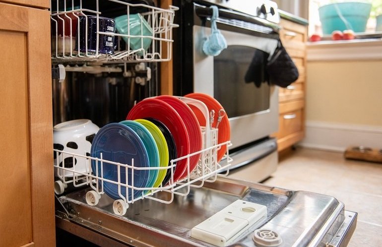 Έτσι θα κάνετε εύκολα και γρήγορα εσωτερικό καθαρισμό και απολύμανση στο πλυντήριο πιάτων (βίντεο)