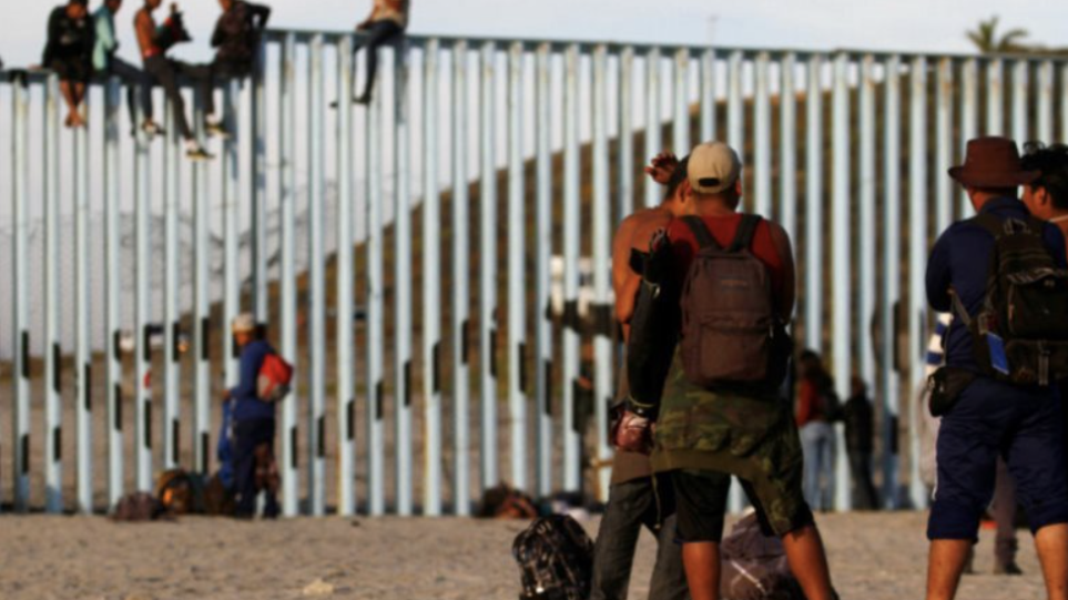 Τα προεκλογικά περί ανοιχτών συνόρων του Τ.Μπάιντεν έχουν οδηγήσει σε τρομακτικές ροές μεταναστών – Νεκρό 9χρονο παιδί