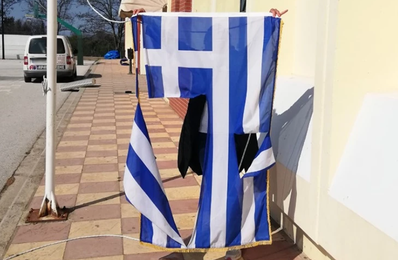 «Χτύπησαν» πάλι ανθέλληνες στη Θεσσαλονίκη – Έσκισαν την ελληνική σημαία και έσπασαν τζάμια