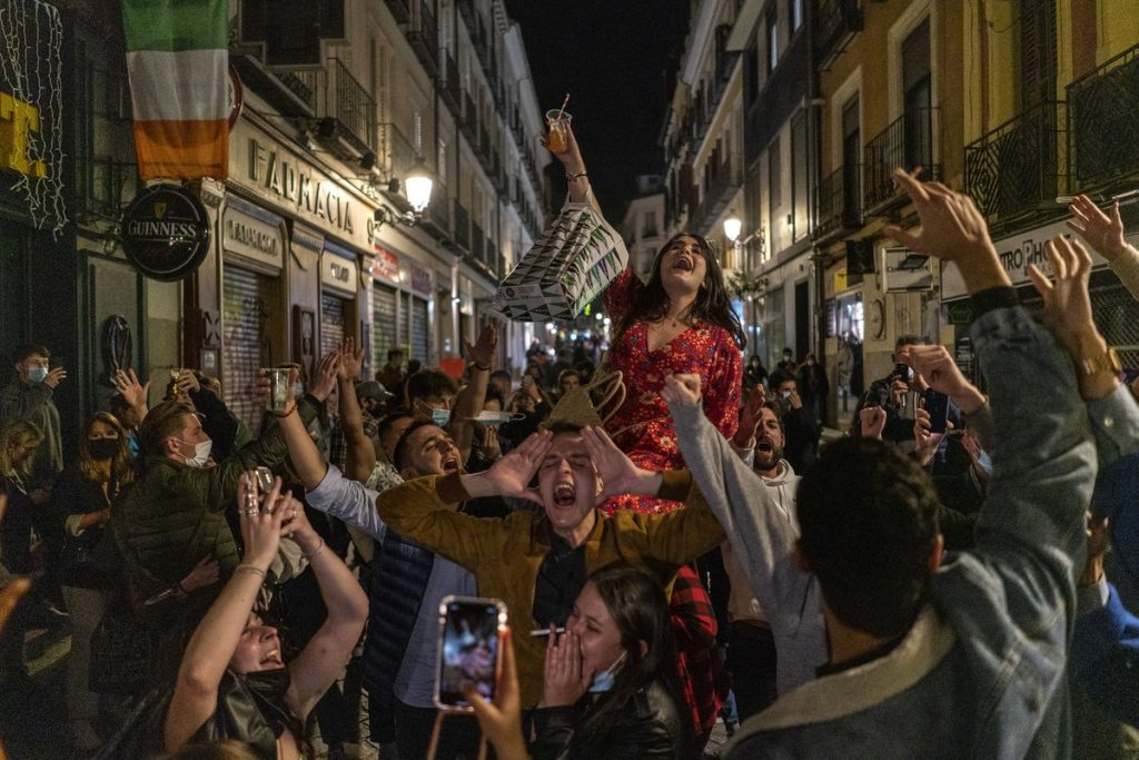 Οι Ισπανοί δεν αντέχουν άλλο τους περιορισμούς – Γεμάτοι οι δρόμοι της Μαδρίτης (βίντεο)