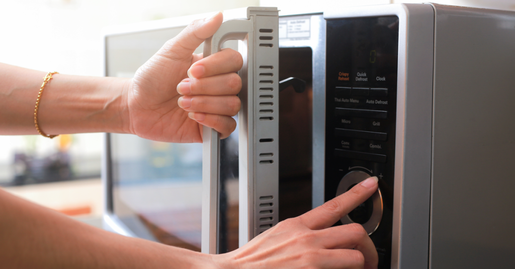 Προσοχή: Aυτά είναι τα φαγητά που απαγορεύεται να ξαναζεσταίνετε