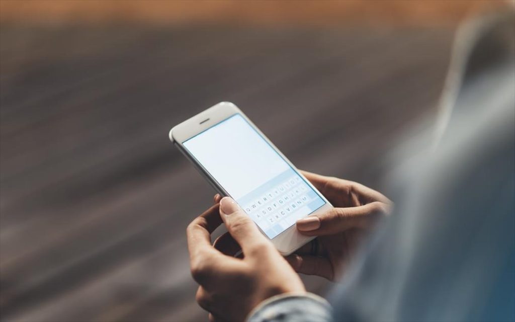 Έτσι θα εξαφανίσετε τις… ελαφριές γρατζουνιές από το κινητό σας