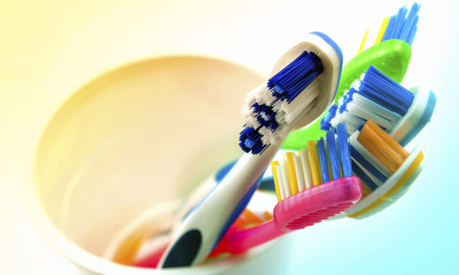 Οδοντόβουρτσα: Κάθε πότε πρέπει να την αλλάζουμε;