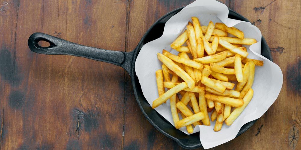 Το απλό και γρήγορο κόλπο για να ζεστάνετε τις τηγανιτές πατάτες και να είναι σαν φρέσκες