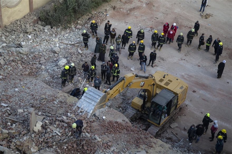 Στους 16 έφτασαν οι νεκροί από την κατάρρευση δεκαώροφου κτιρίου στο Κάιρο