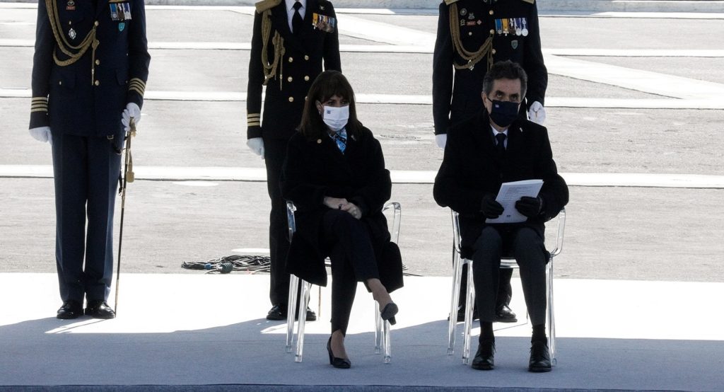 Η Κ.Σακελλαροπούλου και η απόδοση τιμών στην παρέλαση και στον… σύντροφό της