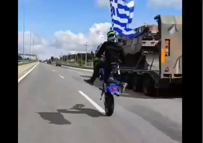 Σούζα με ένα πόδι πάνω στην μηχανή, με σημαία και δίπλα στα  Leopard (βίντεο)