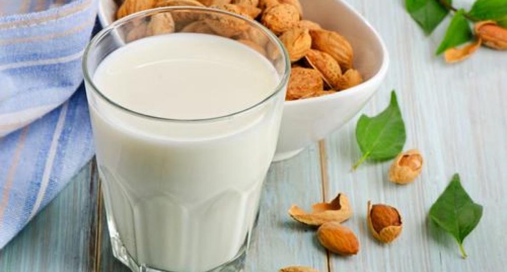 Έξι αλλαγές που θα παρατηρήσετε αν πίνετε καθημερινά γάλα αμυγδάλου με μέλι