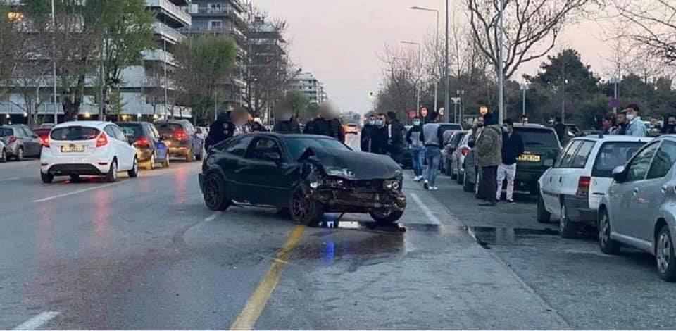 Θεσσαλονίκη: ΙΧ έπεσε με φόρα πάνω σε σταθμευμένα οχήματα (βίντεο) – (φωτό)