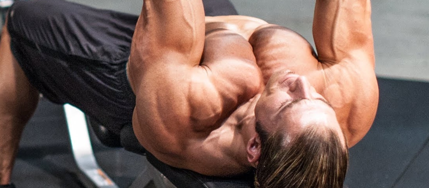 Αυτές οι τρεις ασκήσεις θα κάνουν το στήθος να μοιάζει με… πέτρινο