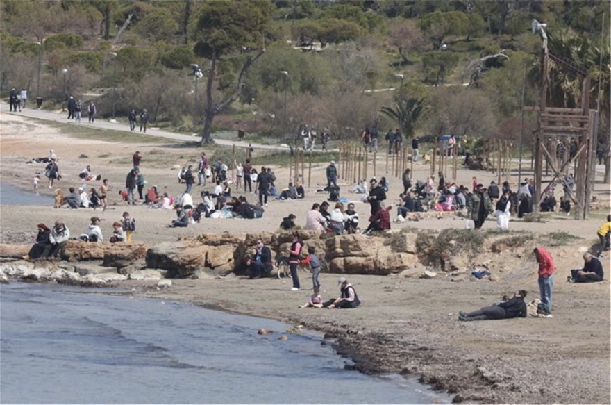 Οι πολίτες δεν αντέχουν άλλο: Αψήφησαν τα μέτρα και πήγαν να ξεσκάσουν στη θάλασσα (φώτο)