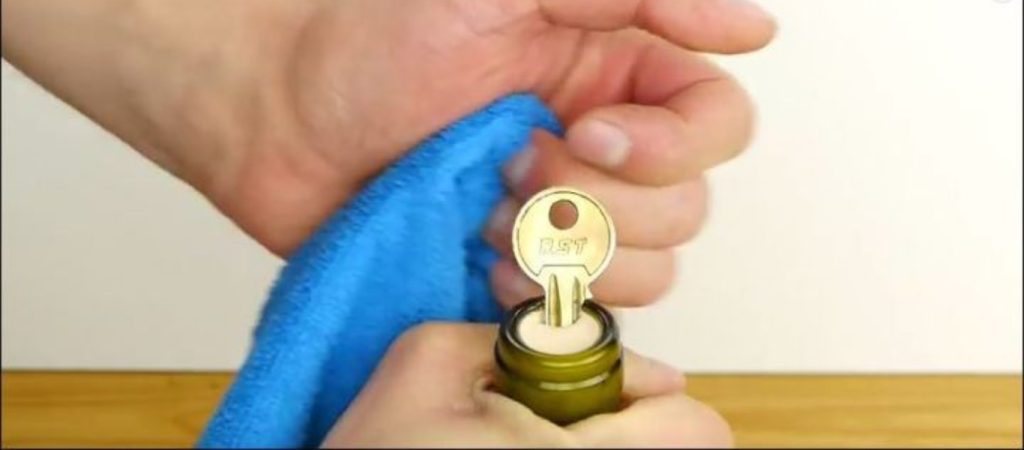 Ξεμείνατε από… τιρμπουσόν; – Δείτε πως να ανοίξετε ένα μπουκάλι κρασί με τα κλειδιά σας (βίντεο)