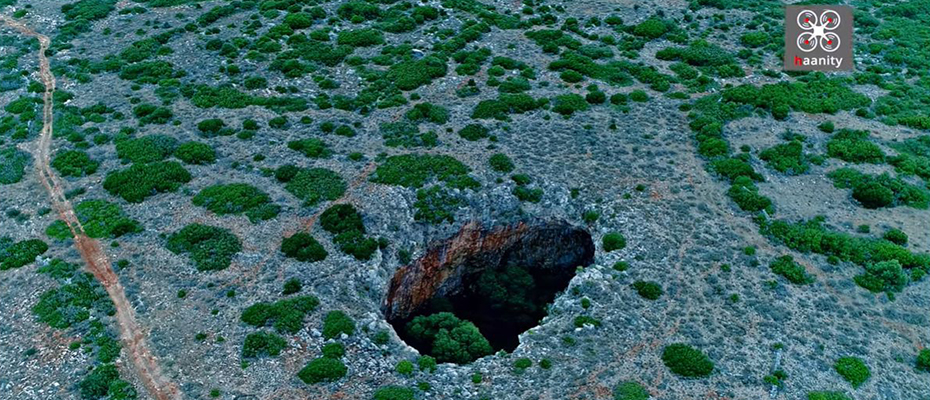 Έρημος Μάνης: Η απόκοσμη «Μαύρη Τρύπα» που κρύβει ένα μικρό δάσος στο εσωτερικό της! (βίντεο)