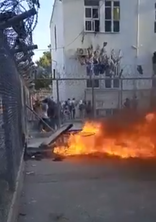 Στις φλόγες η δομή στην Κόρινθο – Η αιτία της εξέγερσης των αλλοδαπών – Ανήσυχοι οι πολίτες (βίντεο)