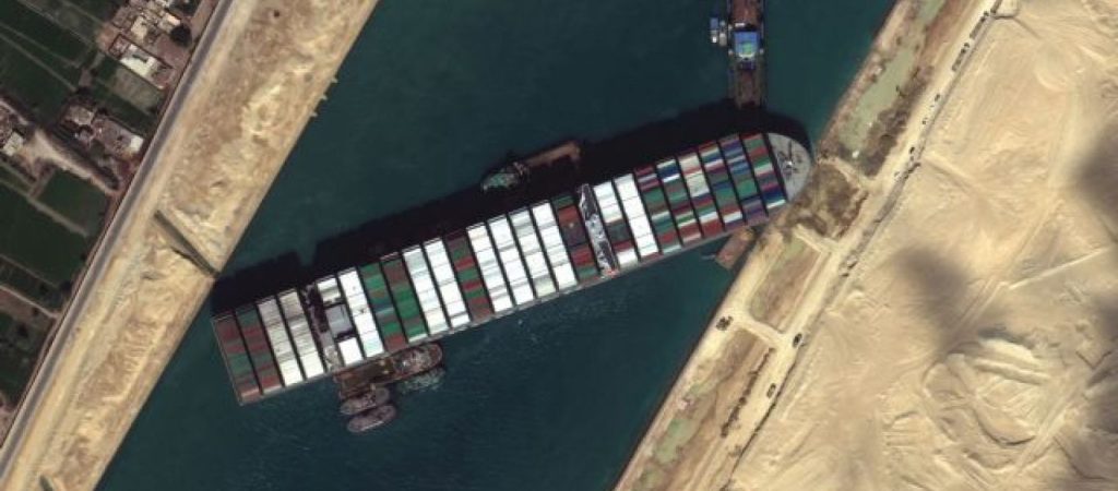 Εντολή του Αλ Σίσι για αφαίρεση του φορτίου του προσαραγμένου πλοίου στη Διώρυγα του Σουέζ