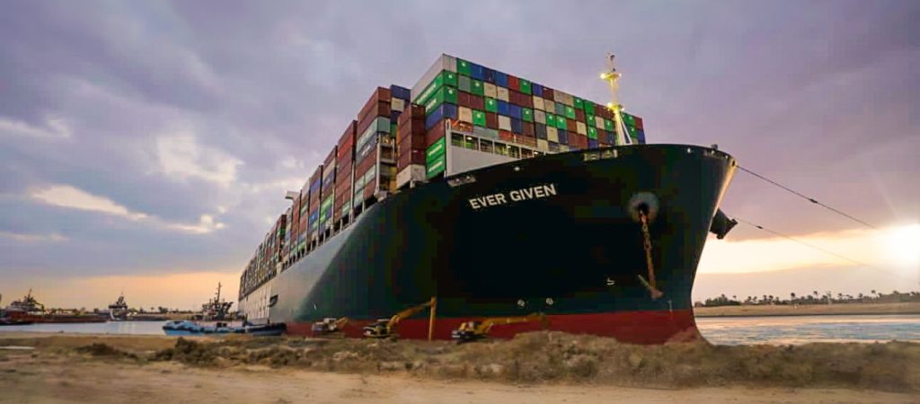 Τι μεταφέρουν τα πλοία που περιμένουν να περάσουν τη Διώρυγα του Σουέζ