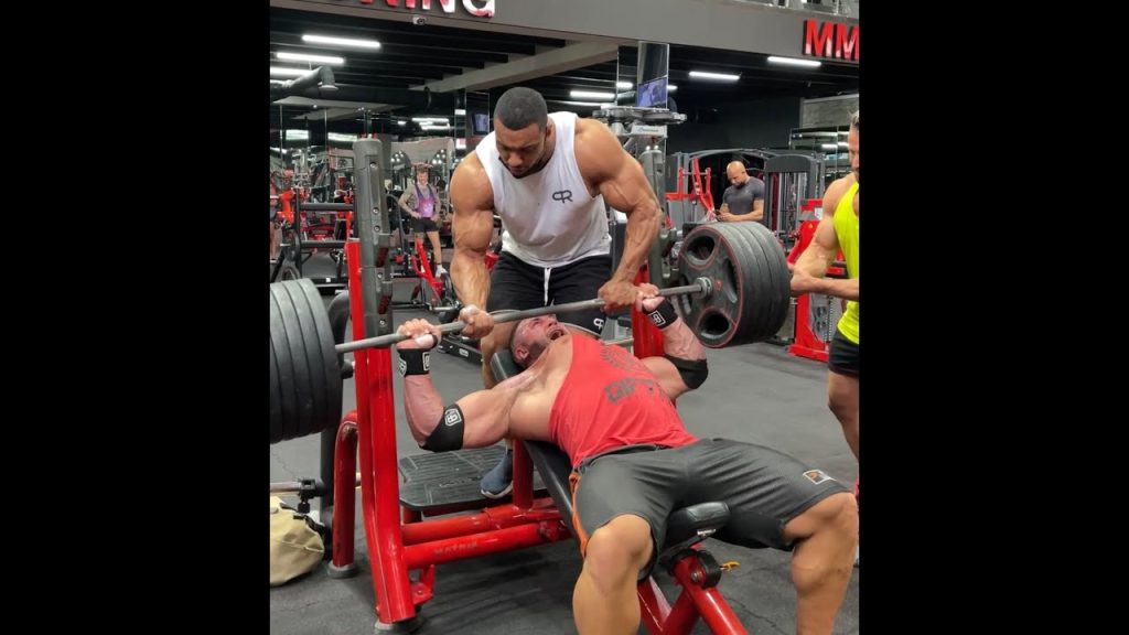 Ανατριχιαστικό: Bodybuilder έσκισε τους θωρακικούς μυς και έσπασε το κόκαλο του (βίντεο)