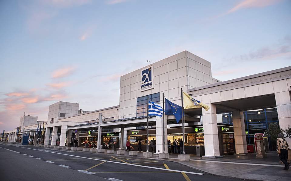 Χειροπέδες σε εννιά αλλοδαπούς στο «Ελ. Βενιζέλος» που παρίσταναν ομάδα βόλεϊ για να φύγουν παράνομα (φωτο)