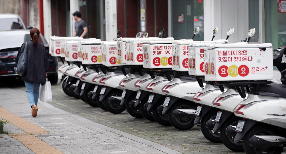 Αυτό το γνωρίζατε; – Γιατί στις Φιλιππίνες οι πελάτες «ποζάρουν» στους ντελιβεράδες; (φωτο)