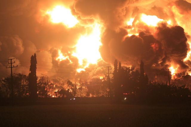 Ινδονησία: Τεράστια πυρκαγιά σε διυλιστήριο – Πέντε τραυματίες (βίντεο)