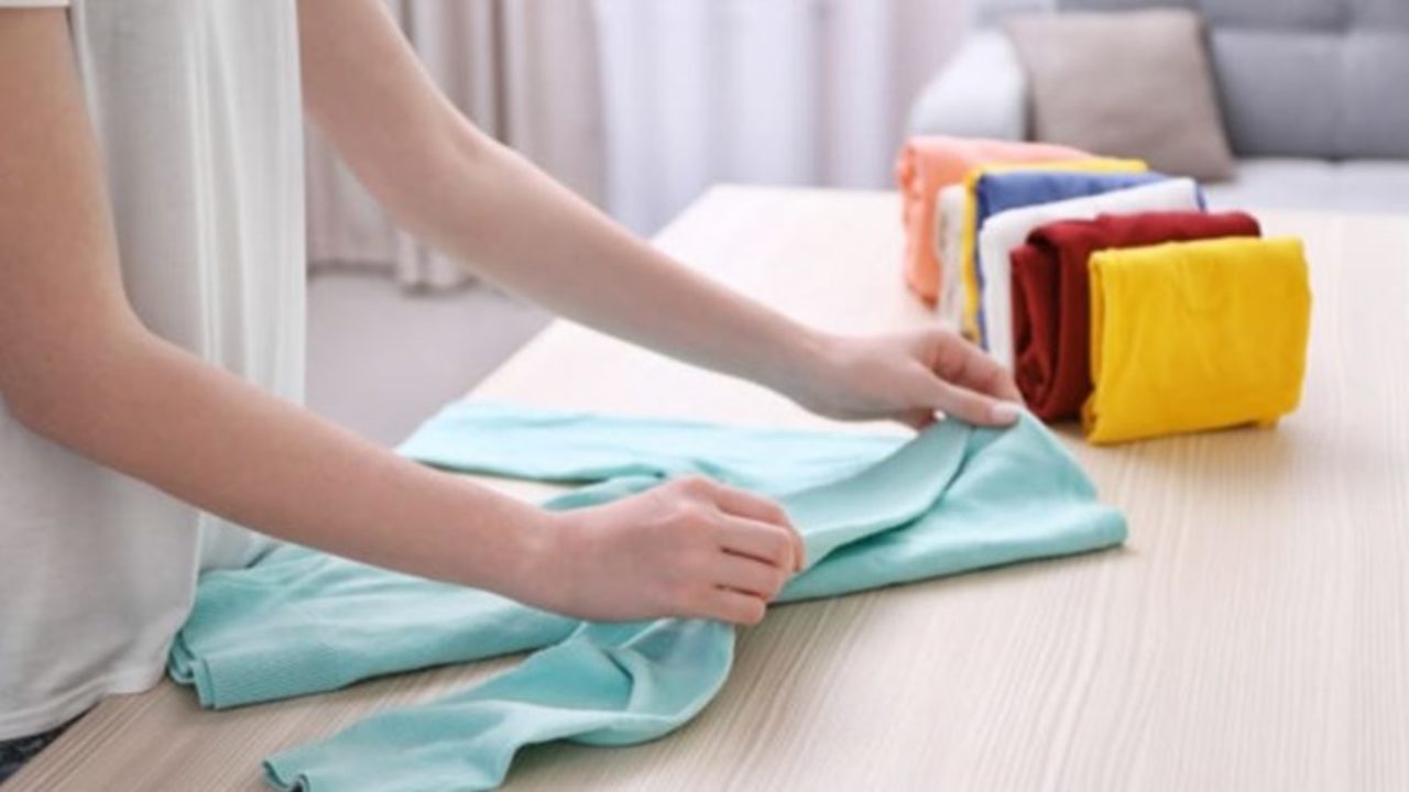 Δείτε πως να διπλώσετε τα ρούχα για να εξοικονομήσετε χώρο (βίντεο)