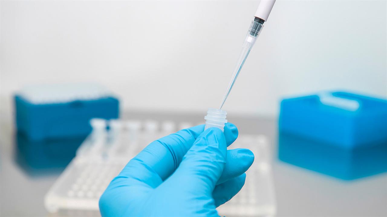 Με κατεπείγουσα διαδικασία τα self-tests στην Βουλή – Στα «κάγκελα» σύσσωμη η αντιπολίτευση: «Δεν είναι λύση»