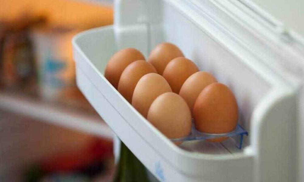 Ποια κίνηση δεν πρέπει να κάνετε πριν να βάλετε τα αυγά στο ψυγείο