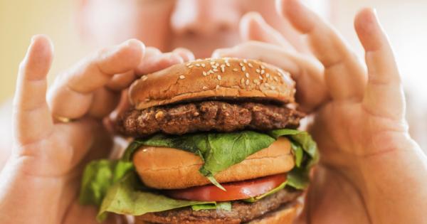 Γιατί είναι πολύ σημαντικό να μην τρώμε λαίμαργα σύμφωνα με τους διατροφολόγους;