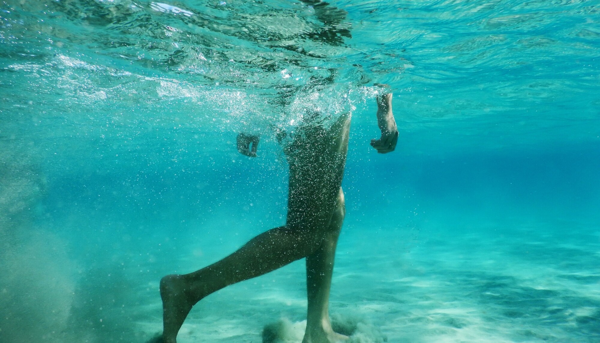 Κατέρριψε το ίδιο του το ρεκόρ: Κράτησε την αναπνοή του για 24 λεπτά και 33 δεύτερα κάτω από το νερό! (βίντεο)