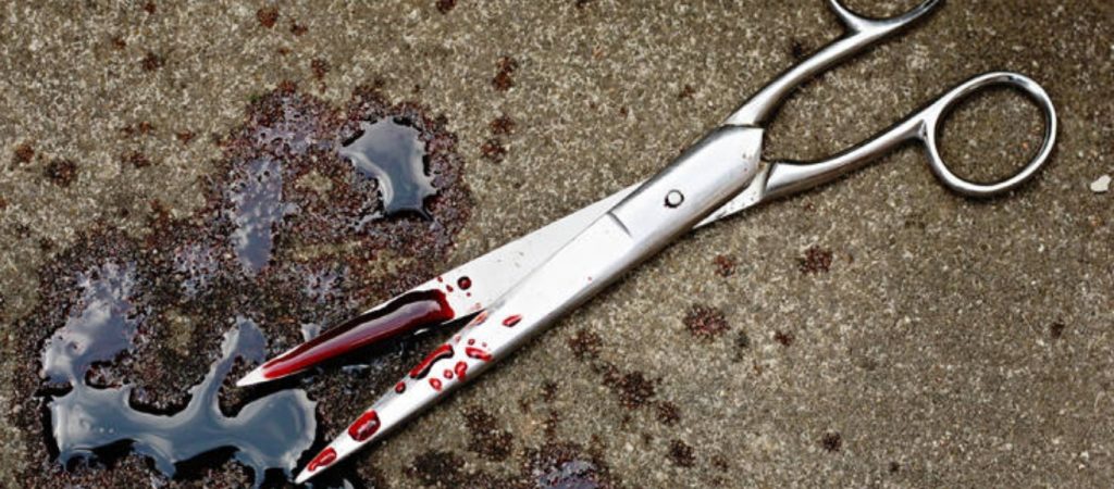 Σοκαριστική επίθεση μητέρας στην 3χρονη κόρη της – Της κάρφωσε το ψαλίδι στον λαιμό