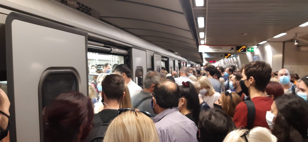 Στοιβάζονται σαν «σαρδέλες» στα ΜΜΜ αλλά ο Κ.Καραμανλής δεν τα θεωρεί εστία υπερμετάδοσης