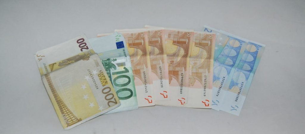 Έρχονται αλλαγές στο επίδομα των 400 ευρώ – Περισσότεροι οι δικαιούχοι επιστήμονες