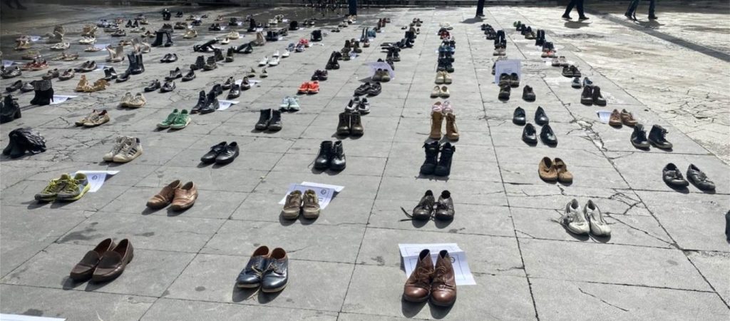 Ιδιαίτερη διαμαρτυρία στην Κρήτη – Γέμισε παπούτσια η πλατεία «Ελευθερίας» στο Ηράκλειο