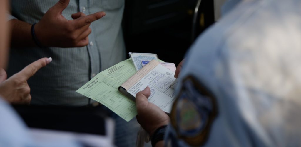 Απίστευτο: Του στάλθηκε ετεροχρονισμένα πρόστιμο που προέκυψε μέσα από φωτογραφία για κατεβασμένη μάσκα (φωτό)