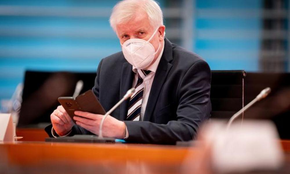 Ο Γερμανός ΥΠΕΣ δεν θέλησε να εμβολιαστεί με AstraZeneca και να δώσει κυβερνητικό «σόου»