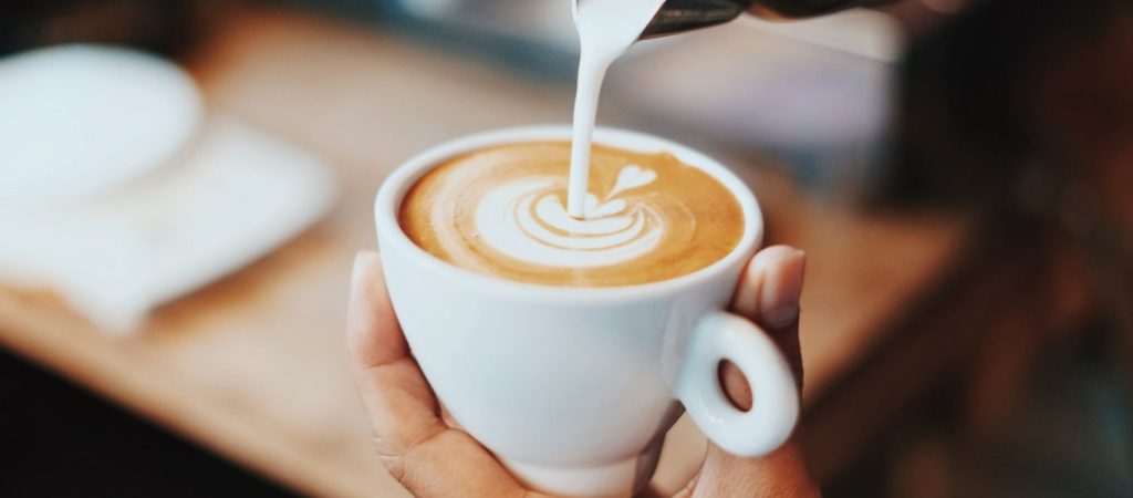 Τρεις λόγοι για να σταματήσετε να βάζετε γάλα στον καφέ σας