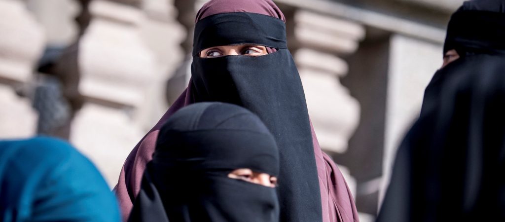 Αποχαιρετούν την μαντήλα στη Γαλλία – Νέα τροπολογία απαγορεύει τη χρήση της στα σχολεία