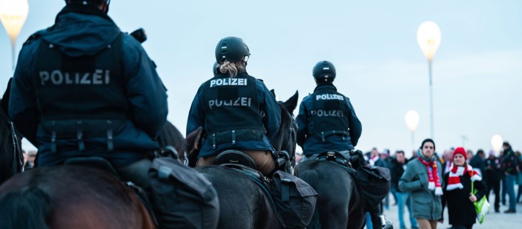 Βέλγιο: Έφιπποι αστυνομικοί διέλυσαν τεράστιο υπαίθριο πάρτι (βίντεο)